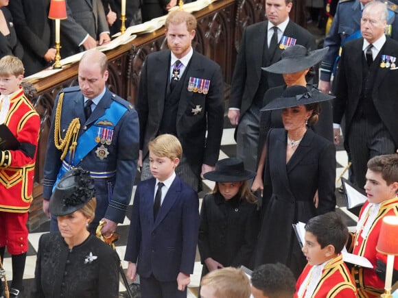 Le prince William, prince de Galles, et Catherine (Kate) Middleton, princesse de Galles, Le prince George de Galles, La princesse Charlotte de Galles, Le prince Harry, duc de Sussex et Meghan Markle, duchesse de Sussex - Service funéraire à l'Abbaye de Westminster pour les funérailles d'Etat de la reine Elizabeth II d'Angleterre. Le sermon est délivré par l'archevêque de Canterbury Justin Welby (chef spirituel de l'Eglise anglicane) au côté du doyen de Westminster David Hoyle. Londres, le 19 septembre 2022. © Dominic Lipisnki / Bestimage 