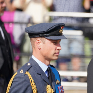 Le prince William, prince de Galles, le prince Harry, duc de Sussex et Peter Phillips - Procession cérémonielle du cercueil de la reine Elisabeth II du palais de Buckingham à Westminster Hall à Londres, Royaume Uni, le 14 septembre 2022.