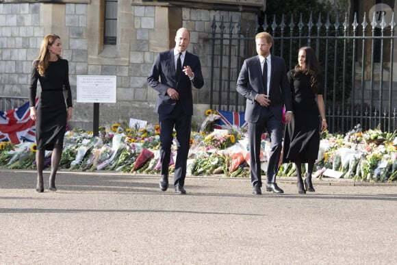 Le prince de Galles William, la princesse de Galles Kate Catherine Middleton, le prince Harry, duc de Sussex, Meghan Markle, duchesse de Sussex à la rencontre de la foule devant le château de Windsor, suite au décès de la reine Elisabeth II d'Angleterre. Le 10 septembre 2022 