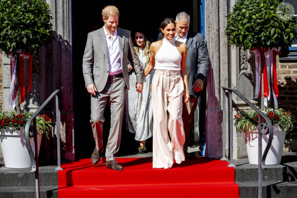 Le prince Harry, duc de Sussex et Meghan Markle, duchesse de Sussex, à la sortie de l'hôtel de ville pour l'événement Invictus Games Dusseldorf 2023 One Year to Go, à Düsseldorf, Allemagne, le 6 septembre 2022. 