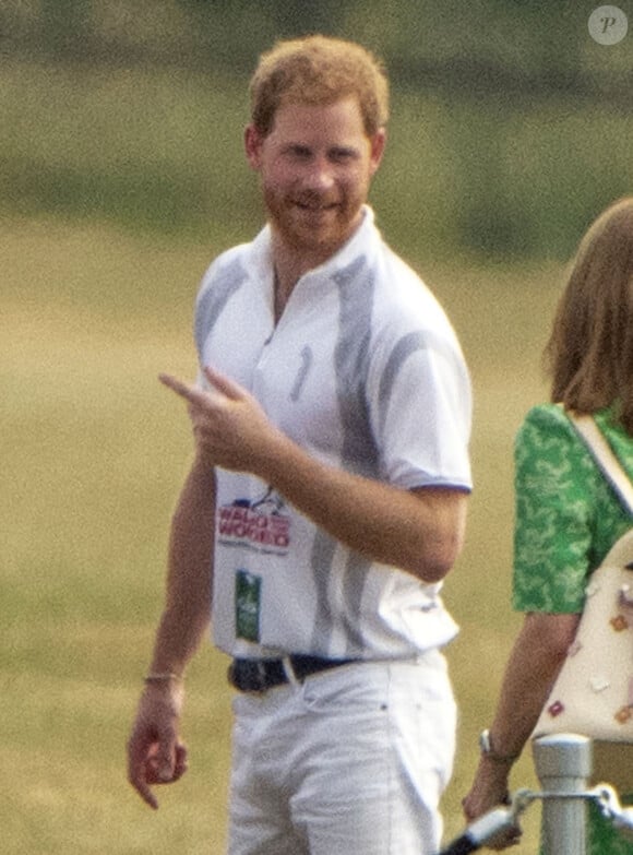 Le prince Harry discute avec ses fans après le "Audi Polo Challenge" à Ascot le 1er juillet 2018 