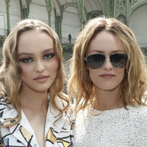 Lily-Rose Depp et sa mère Vanessa Paradis - Les célébrités au photocall du défilé "Chanel Cruise Collection 2020" au Grand Palais. Paris, le 3 mai 2019. © Olivier Borde/Bestimage