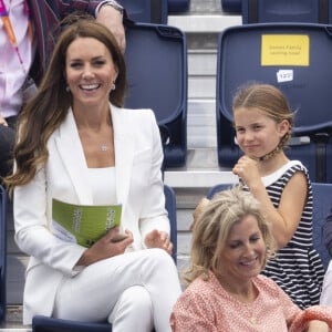 Le prince William, duc de Cambridge, et Catherine (Kate) Middleton, duchesse de Cambridge, avec la princesse Charlotte de Cambridge assistent au Jeux du Commonwealth au centre sportif de l'Université de Birmingham le 2 aout 2022.