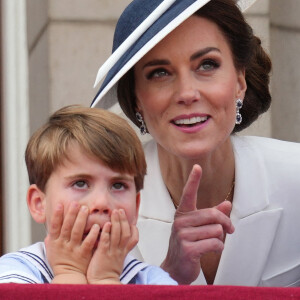 Le prince Louis avec sa mère Catherine Kate Middleton, duchesse de Cambridge - Les membres de la famille royale regardent le défilé Trooping the Colour depuis un balcon du palais de Buckingham à Londres lors des célébrations du jubilé de platine de la reine le 2 juin 2022.