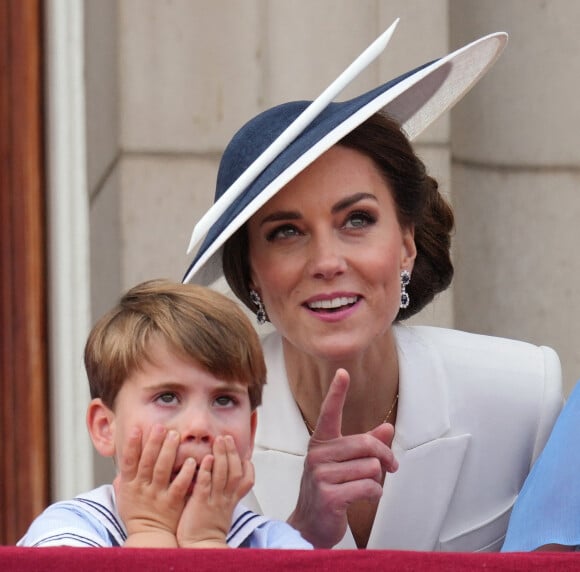 Le prince Louis avec sa mère Catherine Kate Middleton, duchesse de Cambridge - Les membres de la famille royale regardent le défilé Trooping the Colour depuis un balcon du palais de Buckingham à Londres lors des célébrations du jubilé de platine de la reine le 2 juin 2022.