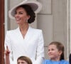 Catherine Kate Middleton, duchesse de Cambridge, le prince Louis et la princesse Charlotte - Les membres de la famille royale regardent le défilé Trooping the Colour depuis un balcon du palais de Buckingham à Londres lors des célébrations du jubilé de platine de la reine le 2 juin 2022.