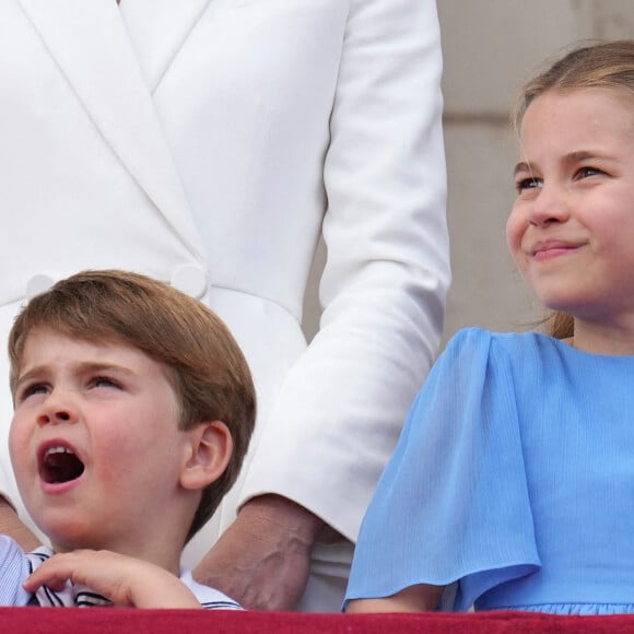 Catherine Kate Middleton, duchesse de Cambridge, le prince Louis et la princesse Charlotte - Les membres de la famille royale regardent le défilé Trooping the Colour depuis un balcon du palais de Buckingham à Londres lors des célébrations du jubilé de platine de la reine le 2 juin 2022.