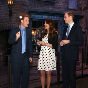 Kate Catherine Middleton (enceinte), duchesse de Cambridge, le prince William et le prince Harry d'Angleterre visitent les studios Warner Bros a Leavesden le 26 avril 2013 