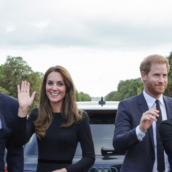 Le prince de Galles William et la princesse de Galles Kate Catherine Middleton et le prince Harry, duc de Sussex et Meghan Markle, duchesse de Sussex à la rencontre de la foule devant le château de Windsor, suite au décès de la reine Elisabeth II d'Angleterre. Le 10 septembre 2022 