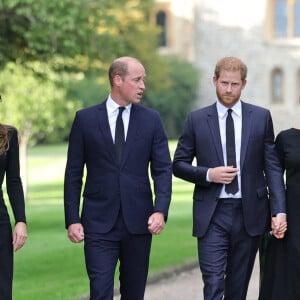 La princesse de Galles Kate Catherine Middleton, le prince de Galles William et le prince Harry, duc de Sussex et Meghan Markle, duchesse de Sussex à la rencontre de la foule devant le château de Windsor, suite au décès de la reine Elisabeth II d'Angleterre. Le 10 septembre 2022 