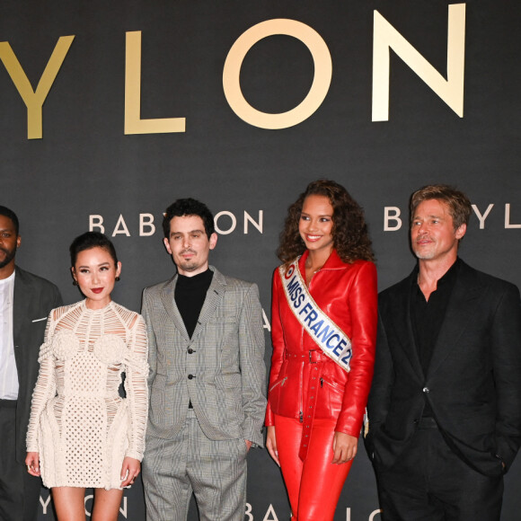 Matthew Plouffe, Olivia Hamilton, Cindy Fabre (Miss France 2005 et nouvelle directrice de Miss France), Jovan Adepo, Li Jun Li, Damien Chazelle, Indira Ampiot (Miss France 2023) et Brad Pitt à la première du film "Babylon" au cinéma Le Grand Rex à Paris, France, le 14 janvier 2023. © Coadic Guirec/Bestimage