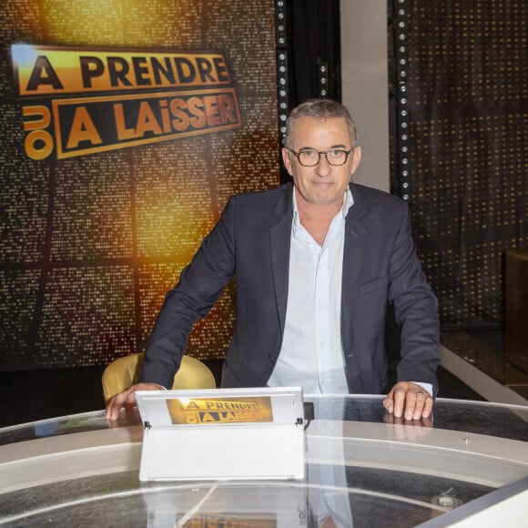 Info du 16 août 2022 - Christophe Dechavanne intègre la bande de Léa Salamé dans le nouveau talk-show de France 2 - Exclusif - Christophe Dechavanne - Enregistrement du jeu "À Prendre Ou À Laisser" (APOAL) présenté par Christophe Dechavanne et diffusé sur C8. © Jack Tribeca/Bestimage