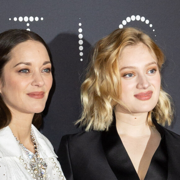 Marion Cotillard et Nadia Tereszkiewicz - Photocall de la soirée des révélations des Cesar 2023 au Trianon à Paris le 16 janvier 2023. © Olivier Borde/Bestimage