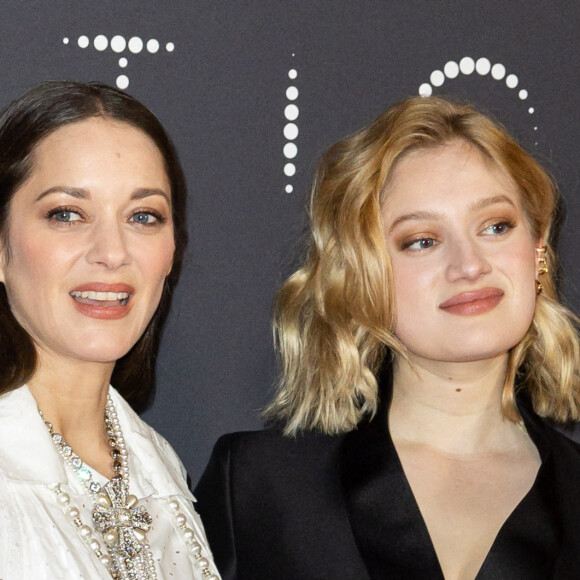 Marion Cotillard et Nadia Tereszkiewicz - Photocall de la soirée des révélations des Cesar 2023 au Trianon à Paris le 16 janvier 2023. © Olivier Borde/Bestimage