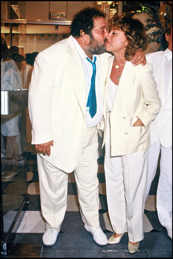 Le chanteur Carlos et sa femme Mimi au mariage d'Eddie Barclay