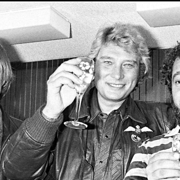 Johnny Hallyday fête son disque de platine avec Gérard Depardieu et Carlos