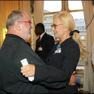 Carlos - Sylvie Vartan recevait les insignes d'officier dans l'ordre national du mérite - Remise de décoration au ministère de la culture à Paris