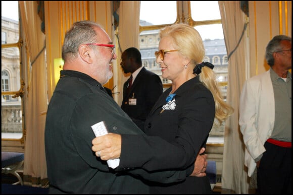 Carlos - Sylvie Vartan recevait les insignes d'officier dans l'ordre national du mérite - Remise de décoration au ministère de la culture à Paris