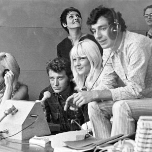 Madeleine Constant, Johnny Hallyday, Sylvie Vartan, Carlos et l'animateur Hubert lors de l'émission Salut les copains sur Europe 1 en 1968