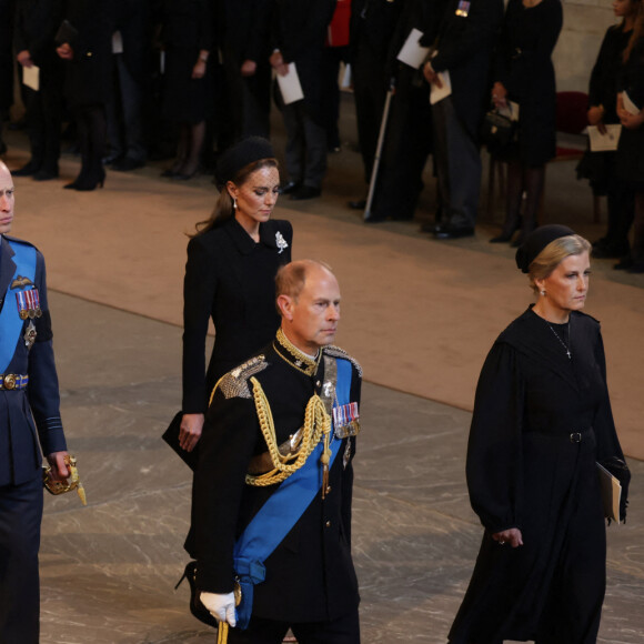 Peter Phillips, le prince Harry, duc de Sussex, le prince Andrew, duc d'York, Meghan Markle, duchesse de Sussex, le prince de Galles William, Kate Catherine Middleton, princesse de Galles, le prince Edward, comte de Wessex, la comtesse Sophie de Wessex - Intérieur - Procession cérémonielle du cercueil de la reine Elisabeth II du palais de Buckingham à Westminster Hall à Londres. Le 14 septembre 2022 