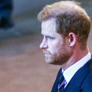 Le prince Harry et Meghan Markle - Procession cérémonielle du cercueil de la reine Elisabeth II du palais de Buckingham à Westminster Hall à Londres le 14 septembre 2022. © Photoshot / Panoramic / Bestimage 