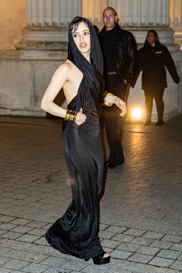 Jenna Ortega (actrice de la série Netflix "Mercredi") - Défilé Saint Laurent Homme Automne-Hiver 2023-2024 lors de la Fashion Week à Paris le 17 janvier 2022. © Olivier Borde/Bestimage 