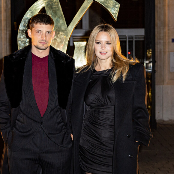 Niels Schneider et sa compagne Virginie Efira - Défilé Saint Laurent Homme Automne-Hiver 2023-2024 lors de la Fashion Week à Paris le 17 janvier 2022. © Olivier Borde/Bestimage 