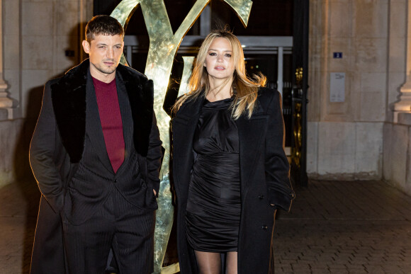 Niels Schneider et sa compagne Virginie Efira - Défilé Saint Laurent Homme Automne-Hiver 2023-2024 lors de la Fashion Week à Paris le 17 janvier 2022. © Olivier Borde/Bestimage 