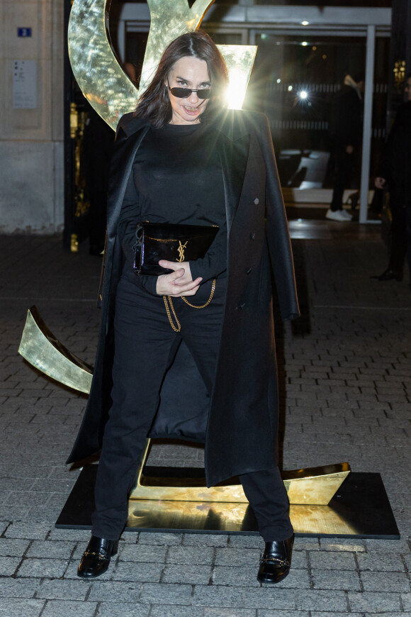 Béatrice Dalle - Défilé Saint Laurent Homme Automne-Hiver 2023-2024 lors de la Fashion Week à Paris le 17 janvier 2022. © Olivier Borde/Bestimage