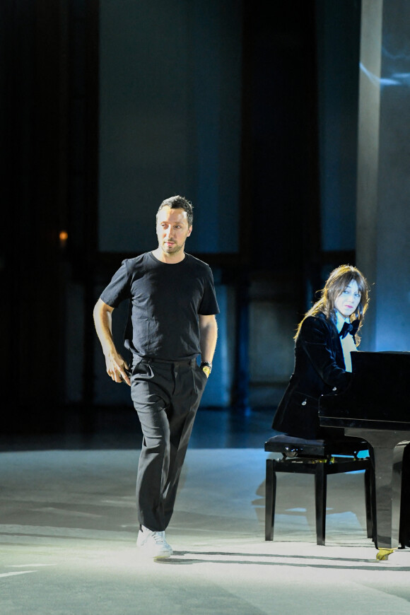 Anthony Vaccarello - Charlotte Gainsbourg accompagne le défilé Saint Laurent Homme Prêt-à-Porter Automne/Hiver 2023-2024 au piano le 17 janvier 2023. 
