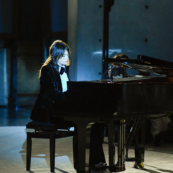 Charlotte Gainsbourg accompagne le défilé Saint Laurent Homme Prêt-à-Porter Automne/Hiver 2023-2024 au piano le 17 janvier 2023. 