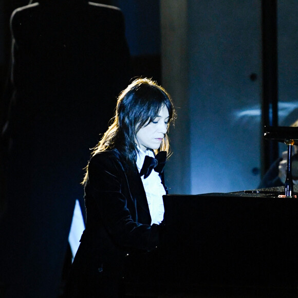 Charlotte Gainsbourg accompagne le défilé Saint Laurent Homme Prêt-à-Porter Automne/Hiver 2023-2024 au piano le 17 janvier 2023. 
