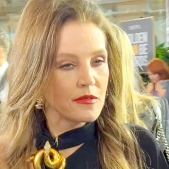 Lisa Marie Presley arrive à la cérémonie des Golden Globe avec son manager Jerry Schilling à Los Angeles le 10 janvier 2023.