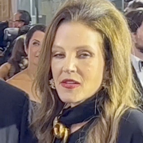 Lisa Marie Presley arrive à la cérémonie des Golden Globe avec son manager Jerry Schilling à Los Angeles le 10 janvier 2023.