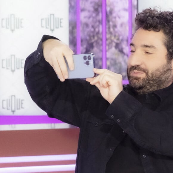 Exclusif - Mouloud Achour sur le plateau de l'émission Clique, présentée par M.Achour et diffusée le 05 février 2022 à 12h45 sur Canal+ en clair, à Paris, France, le 3 février 2022. © Jack Tribeca/Bestimage