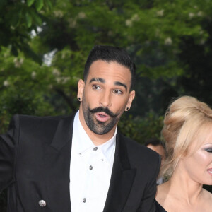 Adil Rami et sa compagne Pamela Anderson arrivent à la 28ème cérémonie des trophées UNFP (Union nationale des footballeurs professionnels) au Pavillon d'Armenonville à Paris, France, le 19 mai 2019. © Coadic Guirec/Bestimage