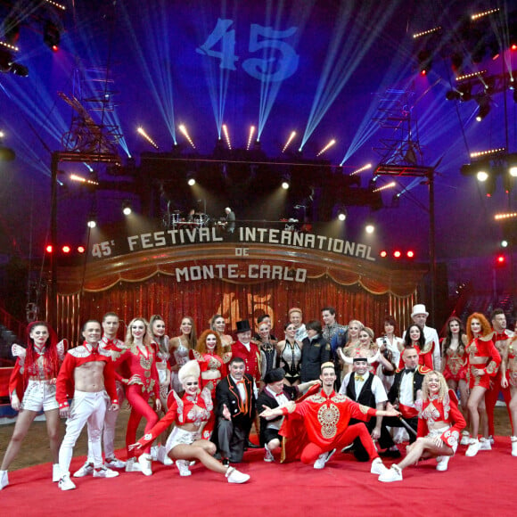 La princesse Stéphanie de Monaco a posé entourée par Elisa Cussadie et son ara, Alex Giona et ses chevaux, la troupe Bingo, les clowns Equivokee et Petit Gougou en Monsieur Loyal durant le photocall de lancement du 45eme Festival International du Cirque de Monte Carlo sous le chapiteau Fontvieille à Monaco, le 19 janvier 2023.  © Bruno Bebert/Bestimage 