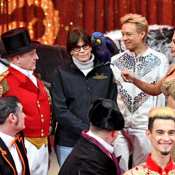 La princesse Stéphanie de Monaco a posé entourée par Elisa Cussadie et son ara, Alex Giona et ses chevaux, la troupe Bingo, les clowns Equivokee et Petit Gougou en Monsieur Loyal durant le photocall de lancement du 45eme Festival International du Cirque de Monte Carlo sous le chapiteau Fontvieille à Monaco, le 19 janvier 2023.  © Bruno Bebert/Bestimage 