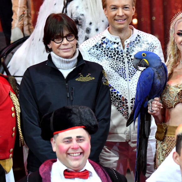 La princesse Stéphanie de Monaco a posé entourée par Elisa Cussadie et son ara, Alex Giona et ses chevaux, la troupe Bingo, les clowns Equivokee et Petit Gougou en Monsieur Loyal durant le photocall de lancement du 45eme Festival International du Cirque de Monte Carlo sous le chapiteau Fontvieille à Monaco, le 19 janvier 2023.  © Bruno Bebert/Bestimage