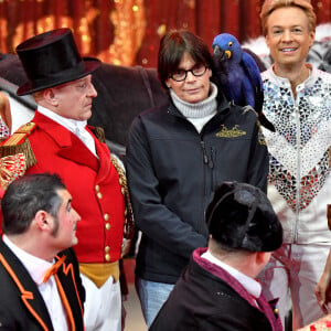 La princesse Stéphanie de Monaco a posé entourée par Elisa Cussadie et son ara, Alex Giona et ses chevaux, la troupe Bingo, les clowns Equivokee et Petit Gougou en Monsieur Loyal durant le photocall de lancement du 45eme Festival International du Cirque de Monte Carlo sous le chapiteau Fontvieille à Monaco, le 19 janvier 2023.  © Bruno Bebert/Bestimage