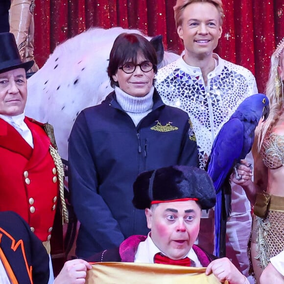 La princesse Stéphanie de Monaco a posé entourée par Elisa Cussadie et son ara, Alex Giona et ses chevaux, la troupe Bingo, les clowns Equivokee et Petit Gougou en Monsieur Loyal durant le photocall de lancement du 45eme Festival International du Cirque de Monte Carlo sous le chapiteau Fontvieille à Monaco, le 19 janvier 2023. © Claudia Albuquerque/Bestimage 