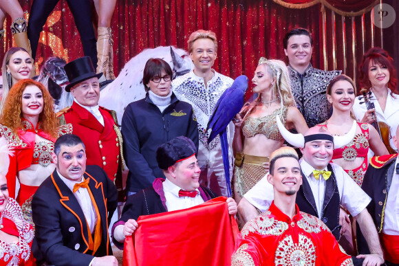 La princesse Stéphanie de Monaco a posé entourée par Elisa Cussadie et son ara, Alex Giona et ses chevaux, la troupe Bingo, les clowns Equivokee et Petit Gougou en Monsieur Loyal durant le photocall de lancement du 45eme Festival International du Cirque de Monte Carlo sous le chapiteau Fontvieille à Monaco, le 19 janvier 2023. © Claudia Albuquerque/Bestimage 