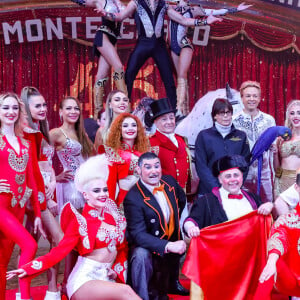 La princesse Stéphanie de Monaco a posé entourée par Elisa Cussadie et son ara, Alex Giona et ses chevaux, la troupe Bingo, les clowns Equivokee et Petit Gougou en Monsieur Loyal durant le photocall de lancement du 45eme Festival International du Cirque de Monte Carlo sous le chapiteau Fontvieille à Monaco, le 19 janvier 2023. © Claudia Albuquerque/Bestimage 