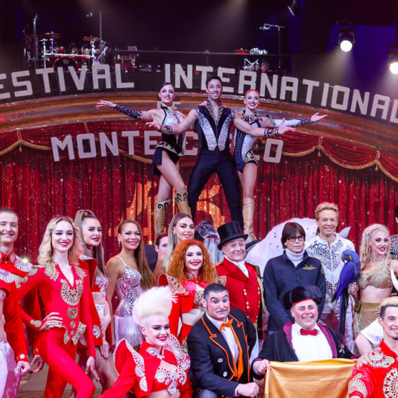 La princesse Stéphanie de Monaco a posé entourée par Elisa Cussadie et son ara, Alex Giona et ses chevaux, la troupe Bingo, les clowns Equivokee et Petit Gougou en Monsieur Loyal durant le photocall de lancement du 45eme Festival International du Cirque de Monte Carlo sous le chapiteau Fontvieille à Monaco, le 19 janvier 2023. © Claudia Albuquerque/Bestimage 