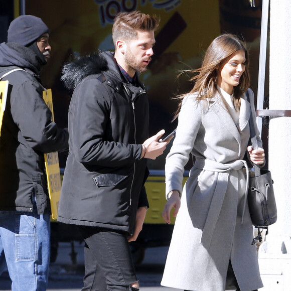 Exclusif - Iris Mittenaere (Miss Univers) et son compagnon Matthieu se promènent dans les rues de Manhattan le jour de la Saint-Valentin à New York, le 14 février 2017. Ils ont pris des photos et ont posé devant la célèbre "Love Sculpture". Ils ont déjeuné au restaurant "Le Pain Quotidien", puis se sont promenés à Times Square et ont échangé un tendre baiser. 