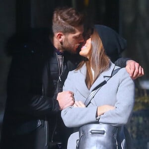 Exclusif- Iris Mittenaere (Miss Univers) et son compagnon Matthieu se promènent dans les rues de Manhattan le jour de la Saint-Valentin à New York, le 14 février 2017. Ils ont pris des photos et ont posé devant la célèbre "Love Sculpture". Ils ont déjeuné au restaurant "Le Pain Quotidien", puis se sont promenés à Times Square et ont échangé un tendre baiser. 