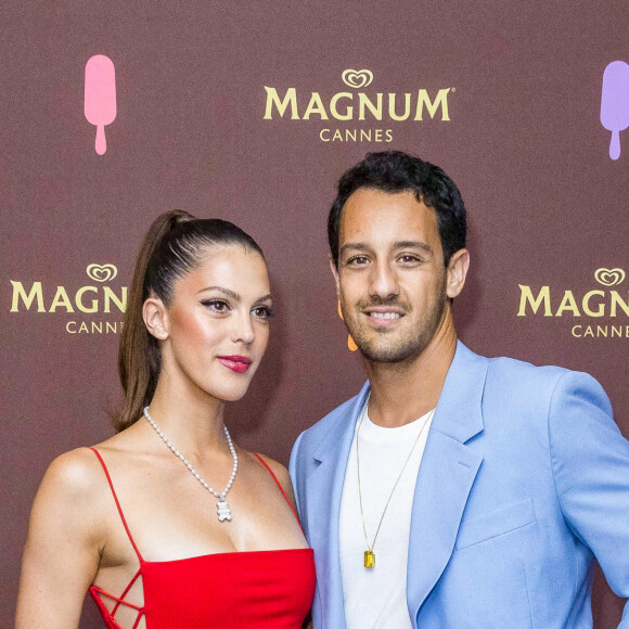 Iris Mittenaere (Miss France 2016) et son compagnon Diego El Glaoui au photocall de la soirée "Magnum" lors du 75ème Festival International du Film de Cannes le 19 mai 2022. Sur la plage Magnum Cannes, Kylie Minogue et peggy Gou dévoilent un grand classique remixé. Pour célébrer le lancement de la nouvelle gamme Magnum Remix, Magnum s'associe aux deux pionnières de la musique Kylie Minogue et Peggy Gou pour lancer une version arrangée du hit planétaire de la chanteuse, sorti en 2001 : " Can't Get You Out of My Head ". Le titre remixé ainsi que le clip vidéo ont été présentés aujourd'hui lors d'une session de questions-réponses, en direct du 75e Festival de Cannes. Sur la Croisette, Magnum célèbre une exclusivité mondiale ! La légendaire icône de la pop Kylie Minogue et la pionnière de la dance music sud-coréenne Peggy Gou ont rejoint Magnum cet après-midi à Cannes pour lancer la campagne " Classics Can Be Remixed " de Magnum. Vingt ans après la sortie du hit planétaire de la star australienne " Can't Get You Out of My Head ", la célèbre marque de crème glacée premium a collaboré avec le duo emblématique pour créer une version house et exaltante du titre, entièrement réarrangé. Une façon de rappeler au monde entier que les classiques peuvent être remixés, pour créer encore de belles émotions. Lors d'une interview animée en direct par Clara Amfo, présentatrice britannique de BBC Radio 1, le morceau remixé de Kylie Minogue – " Can't Get You Out of My Head (Peggy Gou's Midnight Remix) " – et son clip vidéo ont été révélés au monde. Le clip revisite la version originale : on y retrouve Kylie Minogue dans sa combinaison blanche emblématique, au volant d'une De Tomaso Mangusta jaune. Dans cette nouvelle proposition s'invitent les influences pop coréennes de Peggy Gou. Pour réaliser la vidéo, Magnum a travaillé avec Seo Inji, illustratrice basée à Séoul, qui a apporté son style unique, créant ainsi une version entièrement réinventée. © Jack Tribeca / Bestimage 