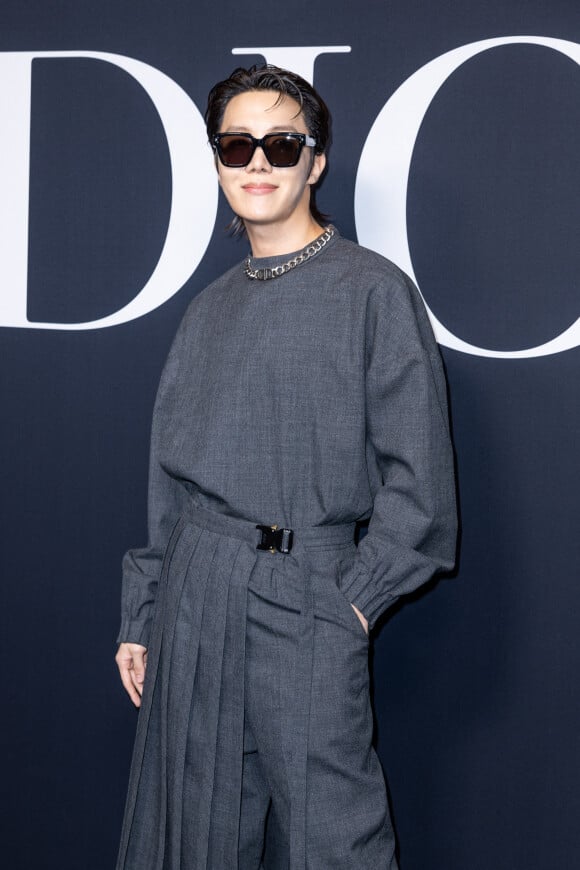 J-Hope (Jung Ho-seok du boys band sud-coréen BTS) - Photocall du défilé Dior lors de la Fashion Week Homme automne-hiver 2023/24 de Paris, France, le 20 janvier 2023. © Olivier Borde/Bestimage 