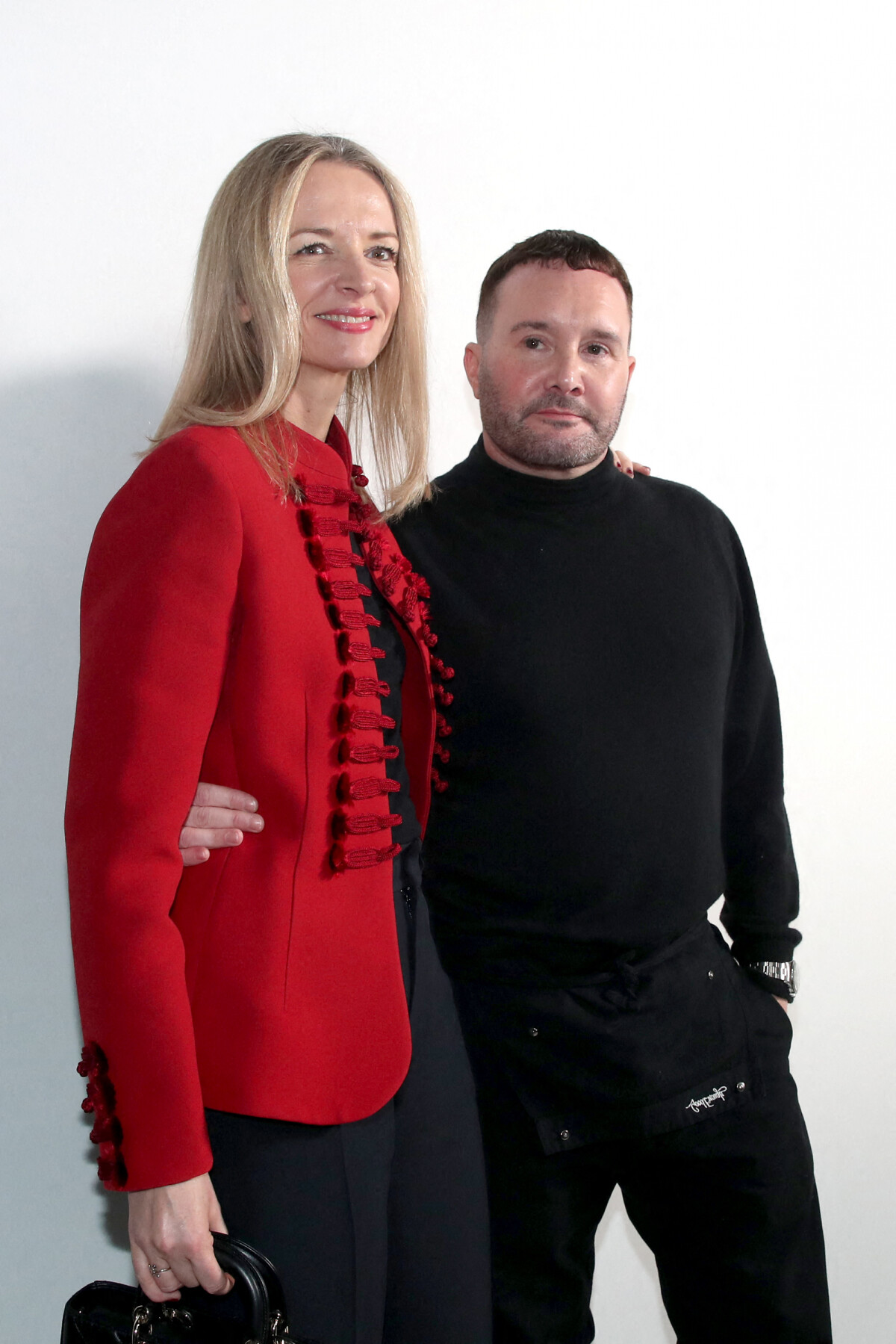 Photo : Delphine Arnault (nouvelle présidente de Dior) et Kim Jones posent  backstage après le défilé - Greeting du défilé Dior lors de la Fashion Week  Homme automne-hiver 2023/24 de Paris, France