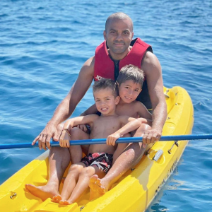 Tony Parker et ses fils Liam et Josh en vacances. Août 2021.